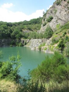 Gullet Quarry by Gareth James, CC BY-SA 2.0 , via Wikimedia Commons